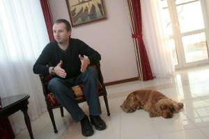 Собака породи англійський коккер-спаніель лежить поряд з Олегом Рябоконем під час інтерв&#39;ю для &#39;Газети по-українськи&#39;