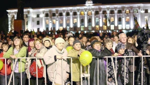 Жители Луганска на центральной площади города слушают кандидата в президенты Арсения Яценюка