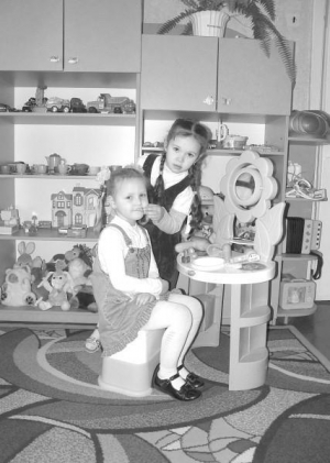 Крістіна Гончарук (стоїть) та Даша Рябокінь граються у дитсадку №27 у перукарів. Дівчатка фарбують одна одну та роблять зачіски