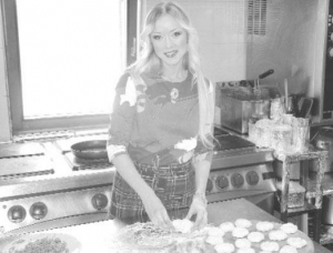 Співачка Наталія Валевська готує пампушки до борщу — улюбленої страви її чоловіка Володимира