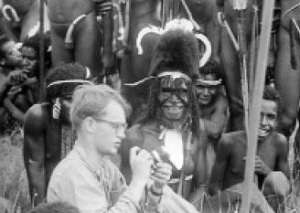 23-летний Майкл Рокфеллер, сын миллиардера Нельсона Рокфеллера, в 1961 году путешествовал по южному берегу Новой Гвинеи. Он собирал материал о папуасах из племени астам, которые живут в болотистых джунглях. Привез им железные топоры, хотел снять на кинопл