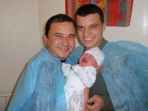 Певец Виктор Павлик (слева) с сыном Александром и внуком Давидом в столичном родильном доме номер 1. Младенца забрали домой в воскресенье
