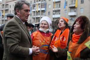 Президент Віктор Ющенко спілкується зі своїми прихильницями в Житомирі 6 грудня. Ті заспівали йому українських народних пісень