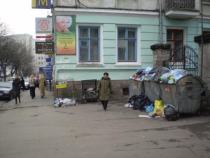 Переполненные мусором контейнеры на бульваре Тараса Шевченко в центре Тернополя. Рядом находится Центральный универсальный магазин