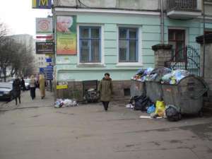 Переповнені сміттям контейнери на бульварі Тараса Шевченка в центрі Тернополя. Поряд знаходиться Центральний універсальний магазин