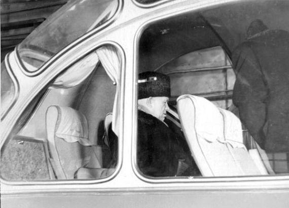 Микита Хрущов під час відвідин Львівського автобусного заводу зайшов до нового автобуса ”Турист”
