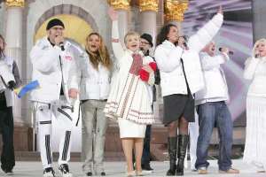 Юлия Тимошенко (в центре) с артистами во время выдвижения ее кандидатом в президенты на киевском Майдане Независимости 24 октября