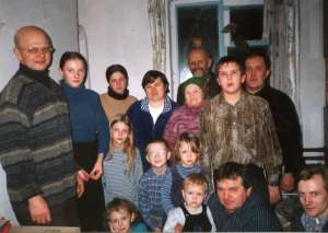 Семья братьев Дмитренко несколько лет назад. Александр Дмитренко (крайний слева) и Игорь Дмитренко (крайний справа внизу) погибли в автокатастрофе. Валентина (вторая слева) — в тяжелом состоянии. Юлия (в центре, с длинными белыми волосами) остается в боль