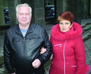Днепропетровчанин Валерий Колодкин с женой Татьяной в Киеве 7 декабря этого года. Препарат украин на основе чистотела помог ему вылечить рак кожи
