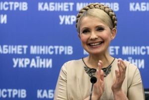 Юлия Тимошенко аплодирует во время брифинга в Киеве 