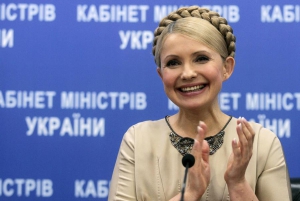 Юлия Тимошенко аплодирует во время брифинга в Киеве