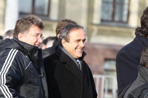 Президент Європейського футбольного союзу Мішель Платіні (праворуч) вражений політичною волею українського Кабміну, яка зумовила високі темпи підготовки до фінальної частини чемпіонату