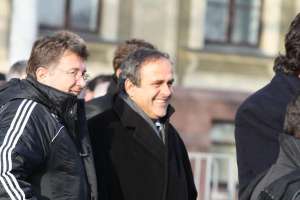 Президент Европейского футбольного союза Мишель Платини (справа) поражен политической волей украинского Кабмина, которая обусловила высокие темпы подготовки к финальной части чемпионата
