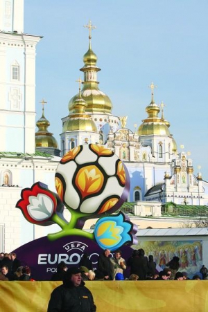 Логотип футбольного чемпионата Евро-2012 представили на Михайловской площади в Киеве. Он четыре метра высотой