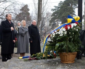 Прем’єр-міністр Юлія Тимошенко співає Гімн України під час церемонії покладання квітів до пам’ятного знака Воїнам Чорнобиля з нагоди Дня вшанування учасників ліквідації наслідків аварії на Чорнобильській АЕС у Києві 14 грудня 2009 року