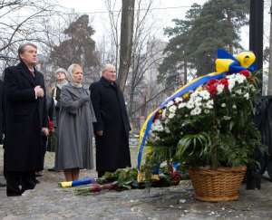Премьер-министр Юлия Тимошенко поет Гимн Украины во время церемонии возложения цветов к памятному знаку Воинам Чернобыля по случаю Дня памяти участников ликвидации последствий аварии на Чернобыльской АЭС в Киеве 14 декабря 2009 года