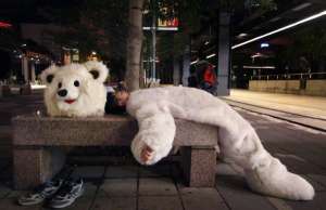 Переодягнений на полярного ведмедя протестувальник відпочиває після мітингу в столиці Тайваню Тайбеї. Мітингувальники закликали учасників Копенгагенської конференції до конкретних дій у боротьбі з глобальним потеплінням