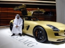 Бывший гонщик Мухаммед Бен Сулайем позирует для фотографов рядом с Мерседес Benz SLS AMG  