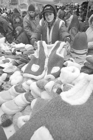 Львовянка Галина торгует носками по 35 гривен, тапками из овчины по 80, безрукавками по 160 гривен на Краковском рынке