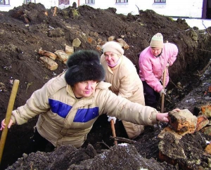 Работницы станции юных техников в Миргороде Нина Шиян, Зоя Горбуля и Лариса Коршунова (слева направо) расчищают землю над трубами теплотрассы