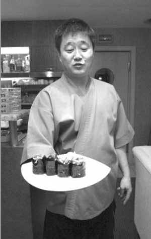 Повар Эрнест Тьо из киевского ресторана ”Тампопо” говорит, что японцы едят меньше суши, чем украинцы