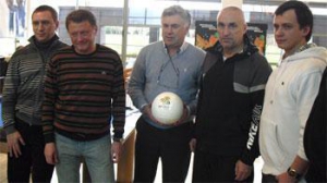 Александр Ярославский, Мирон Маркевич и другие члены делегации ФК "Металлист" с Карло Анчелотти.
