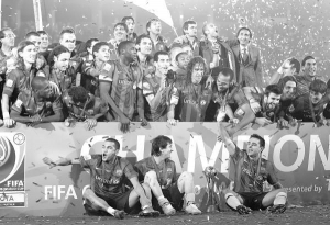 ”Барселона” празднует получение шестого титула на протяжении года. Крайний слева стоит Дмитрий Чигринский