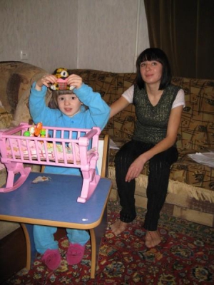 Диана Бережок с матерью Наталией в их комнате. У девочки нарушен гормональный баланс, нужно колоть лекарства до десяти лет