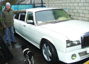 Віталій Адаричев з Горлівки на Донеччині біля свого автомобіля, який зробив з дверцят холодильників. У документах на машину записано: ”подовжений ”мерседес”