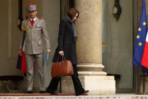 Первая леди Франции выходит с Елисейского дворца в Париже