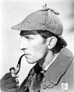 Английскому детективу Шерлоку Холмсу режиссеры, экранизируя рассказ Артура Конан Дойля, одевали шапку, которую обычно носили в селе