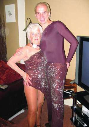 75-летняя Пэдди Джонс с партнером по сальсе Николасом Эсплуозой, 35 лет. За победу на шоу ”Испания имеет талант” получили 10 тысяч евро — 114 тысяч гривен
