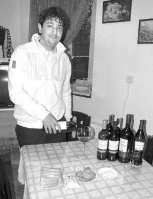 Власник італійського ресторану ”Тірамісу” Лучіо Ферреро показує, як правильно наливати вино і з чим його їсти. Для свого закладу вина замовляє з Італії. Каже, вони відрізняються смаком від тих, що розлиті в Україні