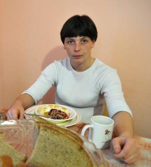 Ольга Спивак обедает. По вечерам занимается на курсах вышивания. Она неграмотная