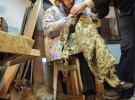 Жительницы приюта для бездомных ”Оселя” в городе Винники на Львовщине Леся Жук (сидит на стуле) и Инна Арсенич-Березовская шьют манжеты для старых диванов, которые готовят на продажу