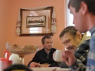Игорь Думич (крайний слева) с жителями ”Оселі” обедают гречневую кашу с подливкой и винегретом