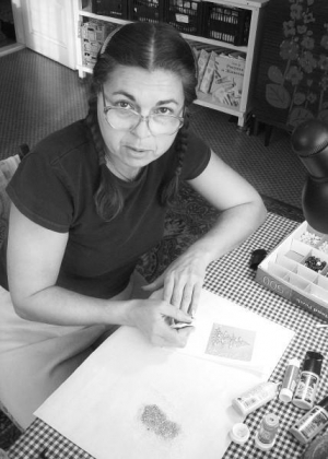 Винничанка Ирина Трибунская показывает, как делать новогодние открытки. Украшает их тканью, кружевом и искусственными цветами