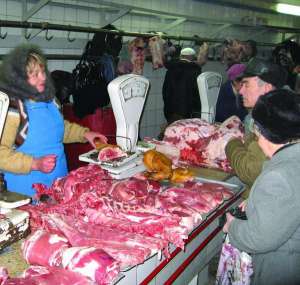 Продавец Любовь Басараб из Белозерья Черкасского района на Центральном рынке продает свинину. Говорит, в этом году люди покупают вдвое меньше