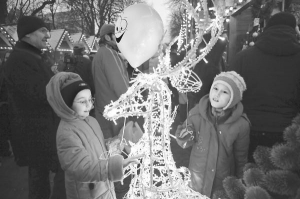 9-річні львів’янки Анна (ліворуч) та Софія розглядають світлодіодного оленя від гіпермаркету ”Епіцентр” на проспекті Свободи у Львові. Фігура оленя коштує 1668 гривень