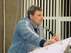 Сергій Тютюнник проповідує у Будинку культури імені Мушкетова в Донецьку. Переконує мирян віддавати свої заощадження