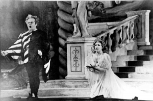 Співачка Євгенія Мірошниченко виконує партію Джильди в опері Джузепе Верді ”Ріголетто”. Поряд Віктор Курін виконує партію Ріголетто