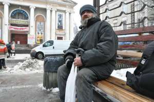 Безхатченко Віктор з Тернополя відпочиває на лавці біля кінотеатру ”Перемога”