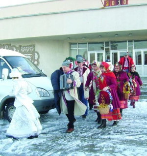 Працівники Чорнобаївського районного будинку культури їдуть колядувати. Кожного року їх запрошують  на Новорічні та Різдвяні свята місцеві підприємства та організації