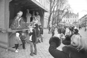 Туристи фотографуються біля різдвяної шопки на площі Ринок у Львові. Під  шестиметровим накриттям  розміщені тринадцять біблійних фігур