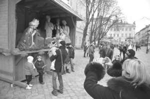 Туристы фотографируются возле рождественской шопки на площади Рынок во Львове. Под шестиметровым накрытием размещены тринадцать библейских фигур