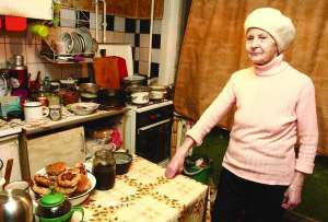 На Новый год киевлянка Мария Гарячук приготовила голубцы, студень, испекла пирожков и натушила картошки. В прошлом году покупала свинину. В этом году вместо нее взяла колбасы на 20 гривен