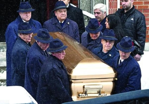Близкие выносят золотой гроб с телом 42-летнего Ника Риццуто из церкви в канадском городе Монреаль