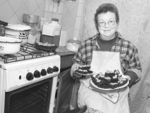 Лідія Гончар напекла кавових тістечок і прикрасила їх горіхами. Рецепт побачила в журналі й захотіла спробувати, бо мали апетитний вигляд на картинці