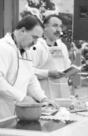 На столичній виставці ”Книжковий світ” письменники Віталій та Дмитро Капранови показують, як варити куліш. Рецепт написали у книзі ”Розмір має значення”