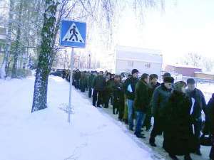 Підприємці міста Вишневе біля Києва стоять у понеділок в черзі до районної податкової інспекції. На вулиці зранку було 17 градусів морозу